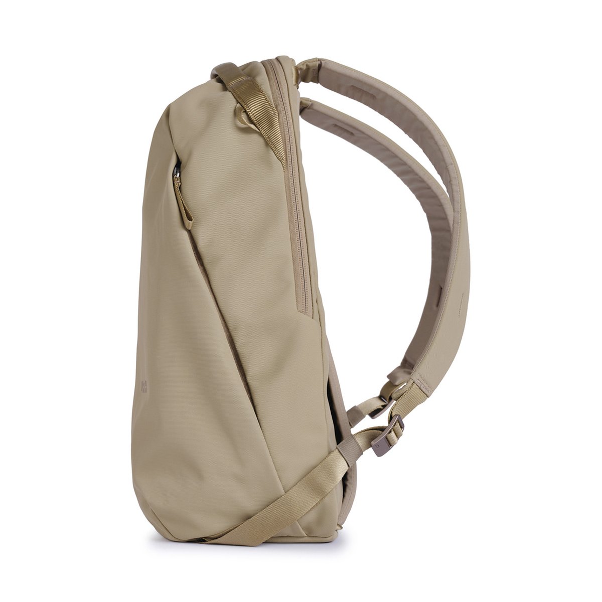 Urth Arkose 24L Rucksack + Kamera Insert (Beige) - Seitenansicht des beigen Rucksacks Urth Arkose 24L Rucksack + Kamera Insert (Beige) - Seitenansicht des beigen Rucksacks