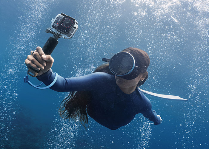 Insta360 Ace Pro 2 Actionkamera im Tauchgehäuse für Unterwasseraufnahmen