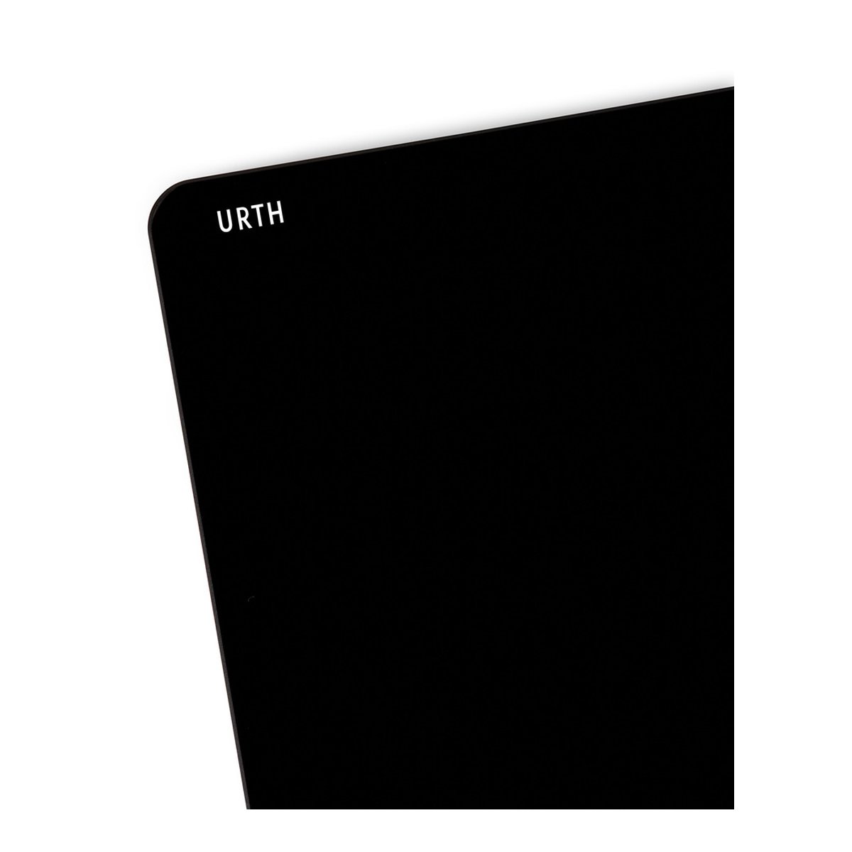 Urth 75 x 85mm ND1000 (10 Stop) Filter (Plus+) - Detailansicht des Urth Logos auf schwarzem Produkt