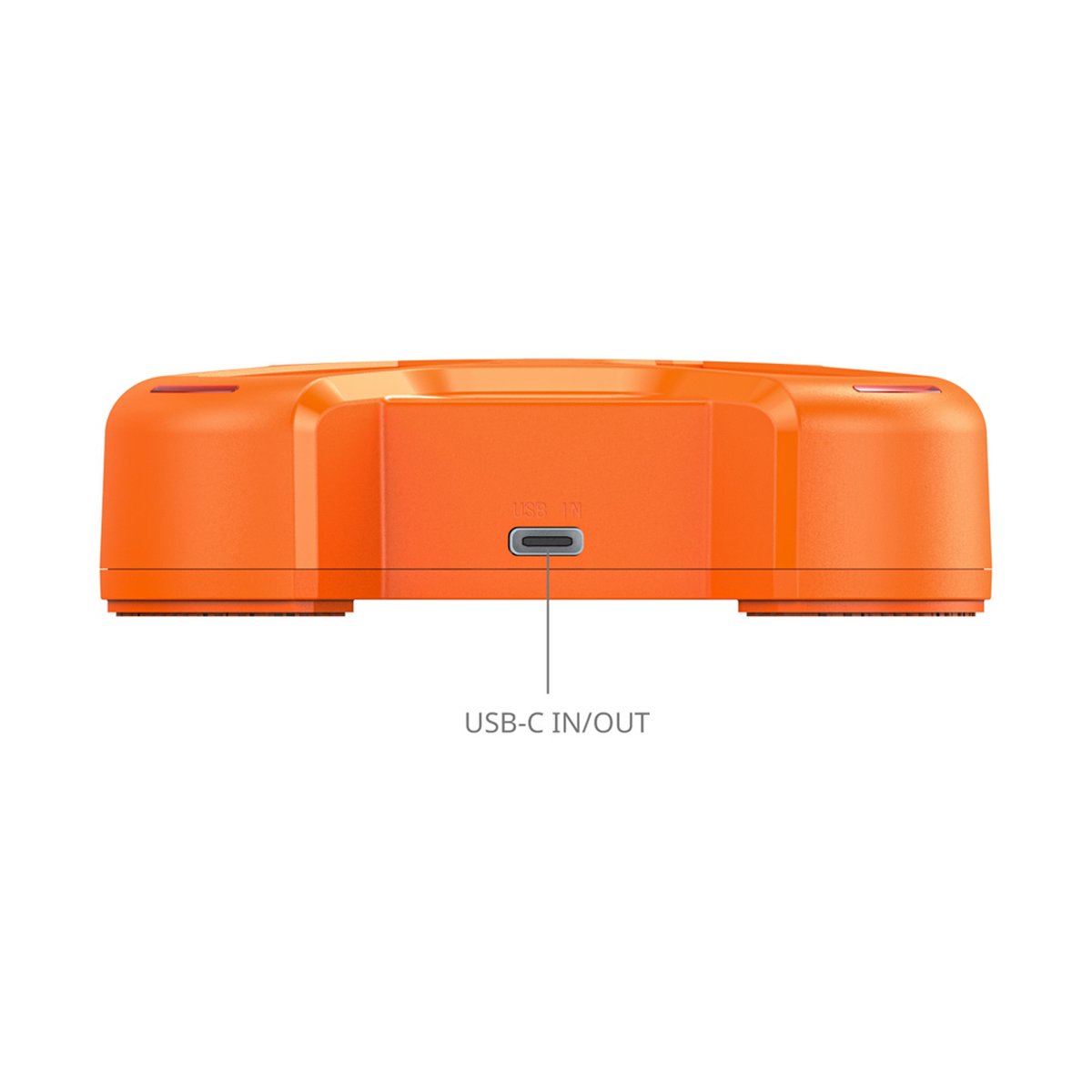 SmallRig 4838 LP-E6NH 4-Channel Camera Battery Charger - Detailansicht des orangefarbenen Produkts: Seitenansicht des USB-C IN/OUT-Anschlusses.