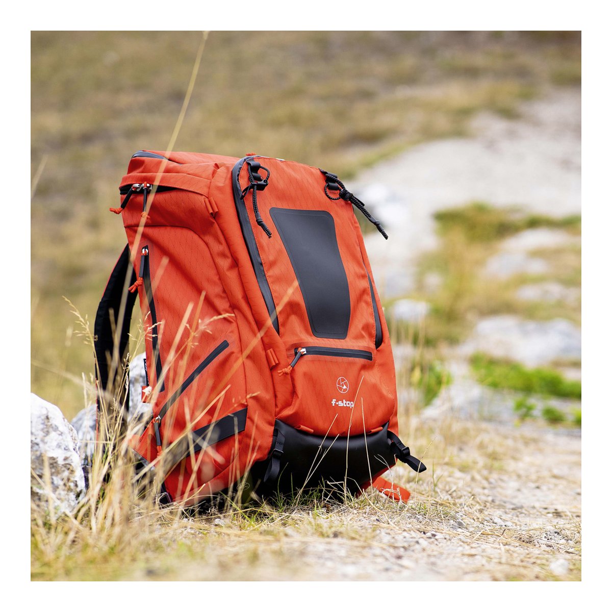 F-Stop DuraDiamond Tilopa - Magma - Anwendungsbeispiel: Oranger f-stop Rucksack in natürlicher Umgebung