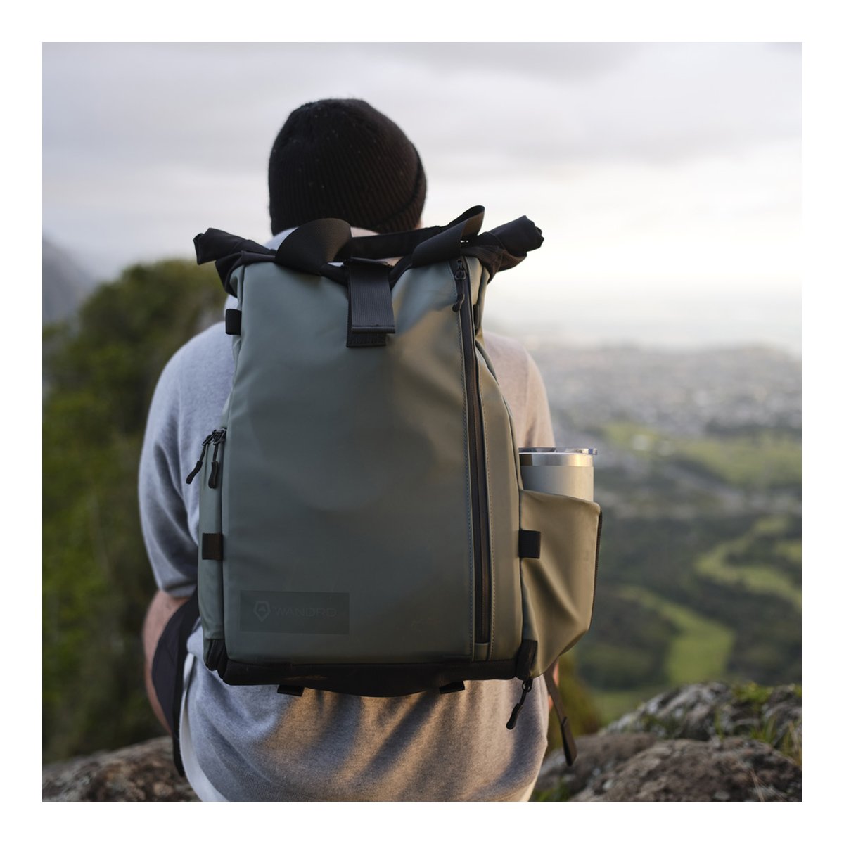 WANDRD PRVKE Lite 11-Liter Green - Anwendungsbeispiel: Rucksack auf dem Rücken einer Person von hinten in Landschaft WANDRD PRVKE Lite 11-Liter Green - Anwendungsbeispiel: Rucksack auf dem Rücken einer Person von hinten in Landschaft