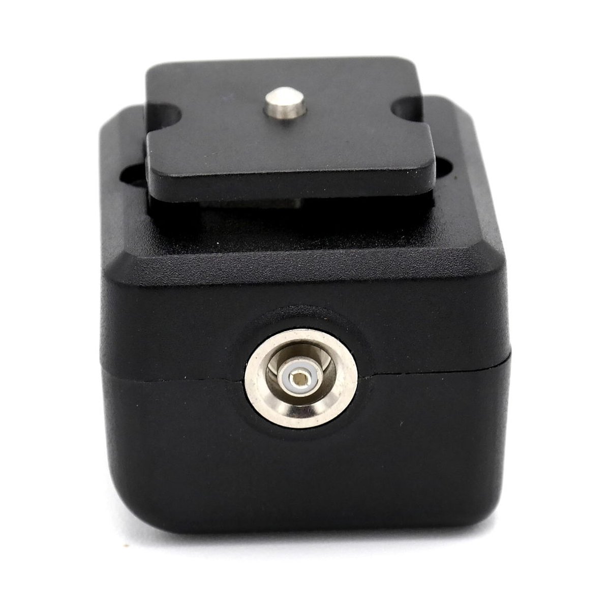 Caruba Blitzschuh-Adapter - (Mittelkontakt auf X-Kontakt) - Frontansicht: Blitzschuh-Adapter mit PC-Sync-Buchse Caruba Blitzschuh-Adapter - (Mittelkontakt auf X-Kontakt) - Frontansicht: Blitzschuh-Adapter mit PC-Sync-Buchse