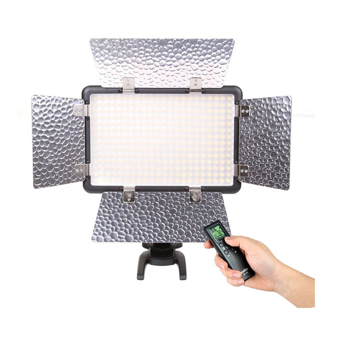 Godox Led 308W II - Anwendungsbeispiel: LED-Videoleuchte mit offenen Flügeltoren und Fernbedienung in der Hand