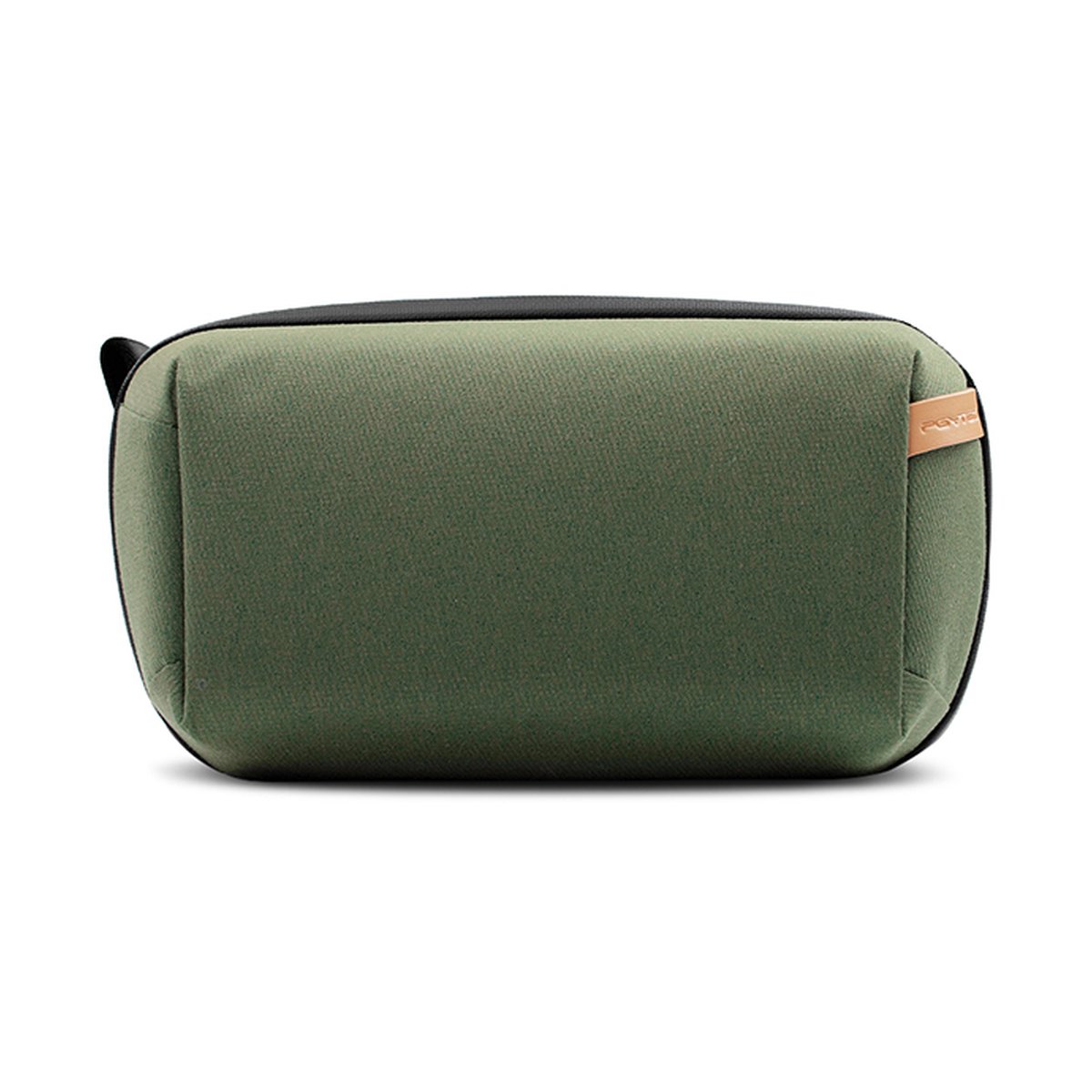 PGYTECH Tech Pouch(Moss Green) - Frontansicht einer olivgrünen Kulturtasche mit Reißverschluss und braunem Logo