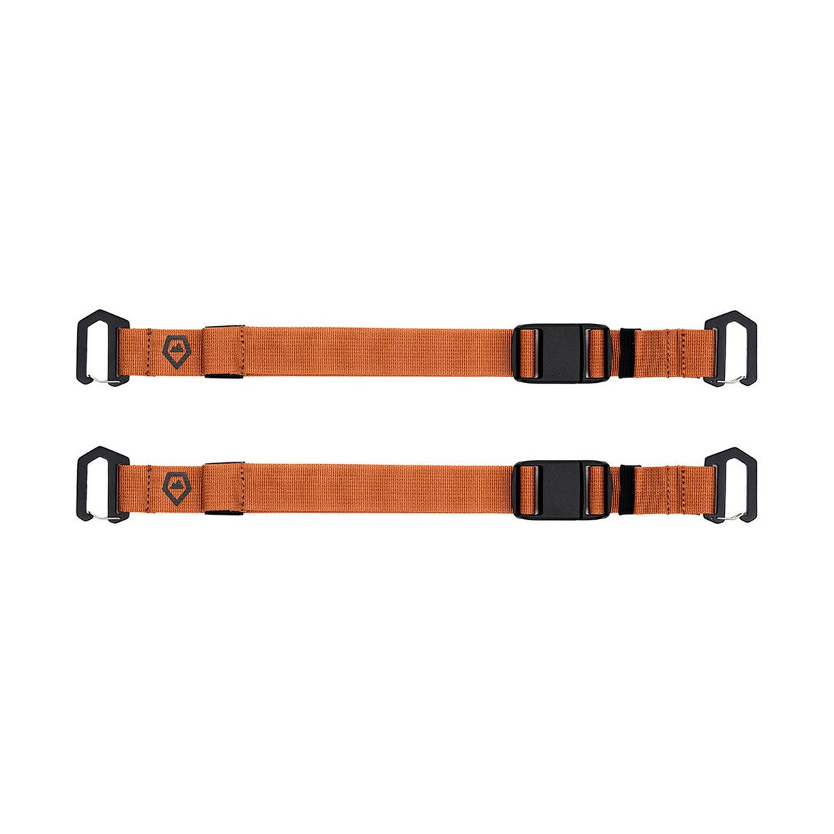 WANDRD PREMIUM ACCESSORY STRAP SEDONA ORANGE V2 - Lieferumfang: Zwei orangefarbene Riemen mit schwarzen Schnallen und Haken.