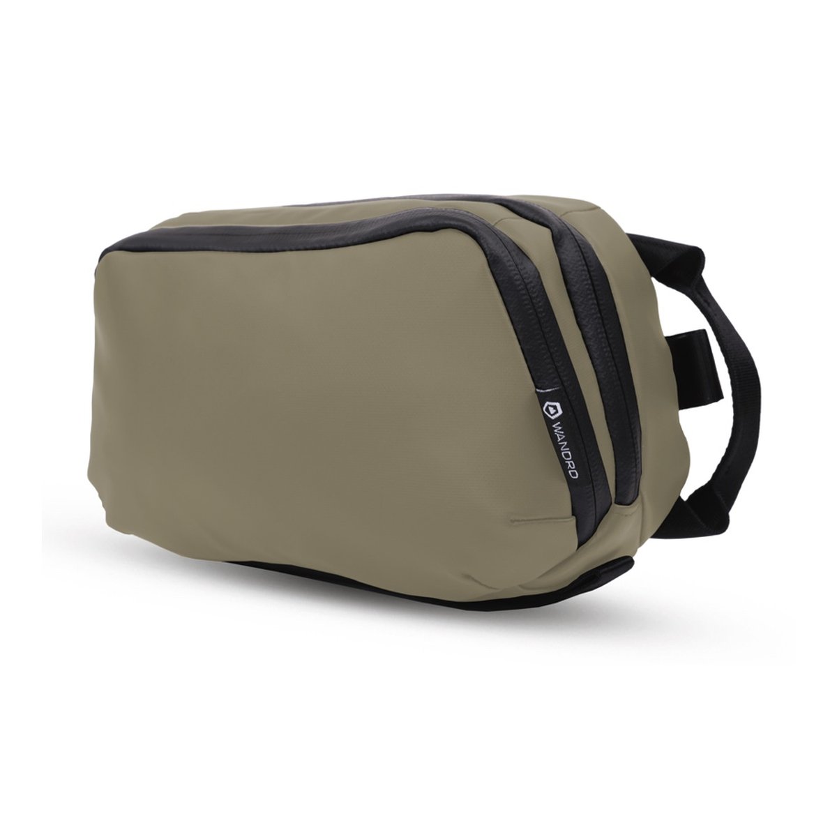 WANDRD Tech Bag Large Yuma Tan - Abgewinkelte Ansicht der olivefarbenen WANDRD-Tasche mit Reißverschlüssen und Tragegriff.