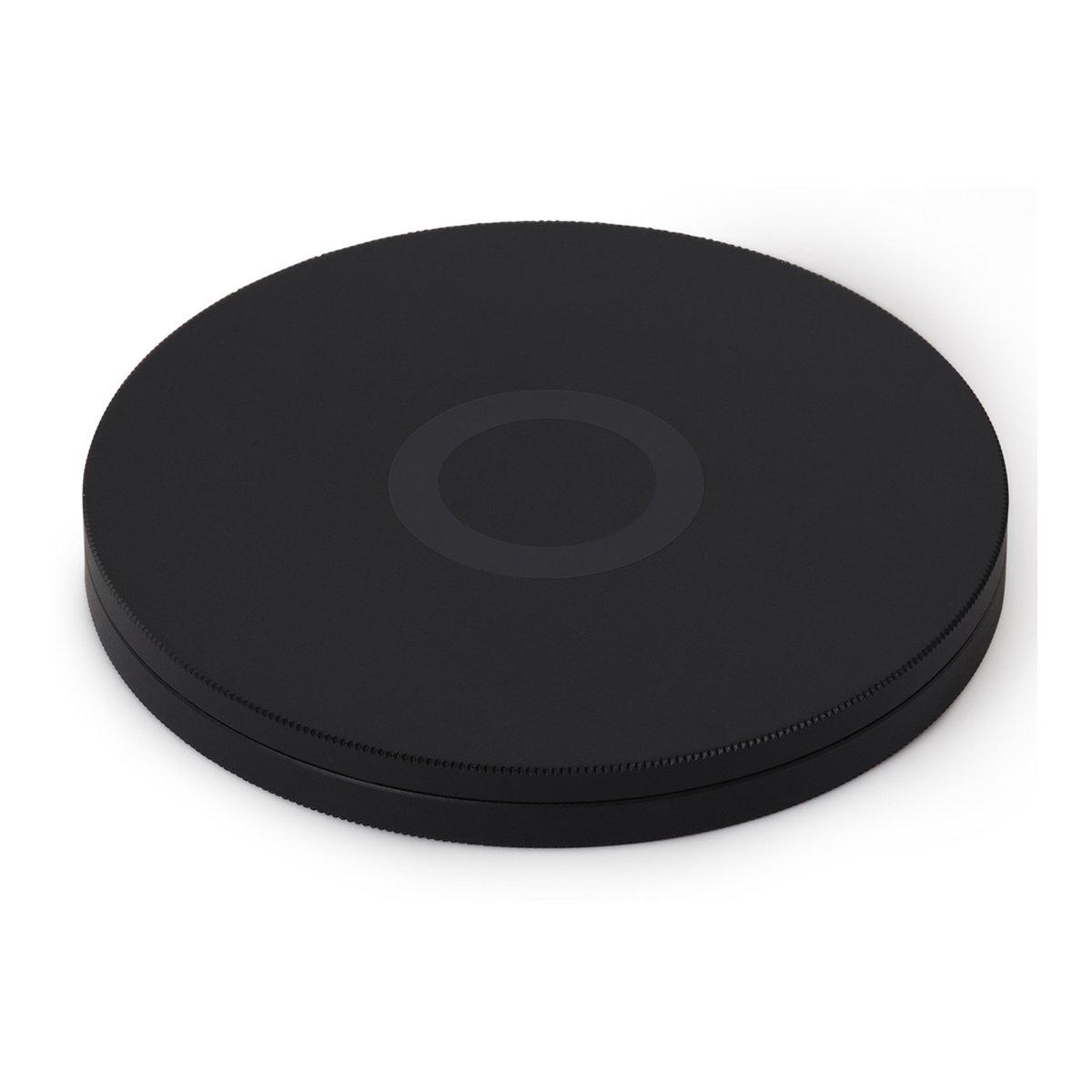 Urth 49mm Magnetic Lens Filter Caps - Obere Ansicht eines runden, schwarzen kabellosen Ladepads mit dezentem Kreismuster.