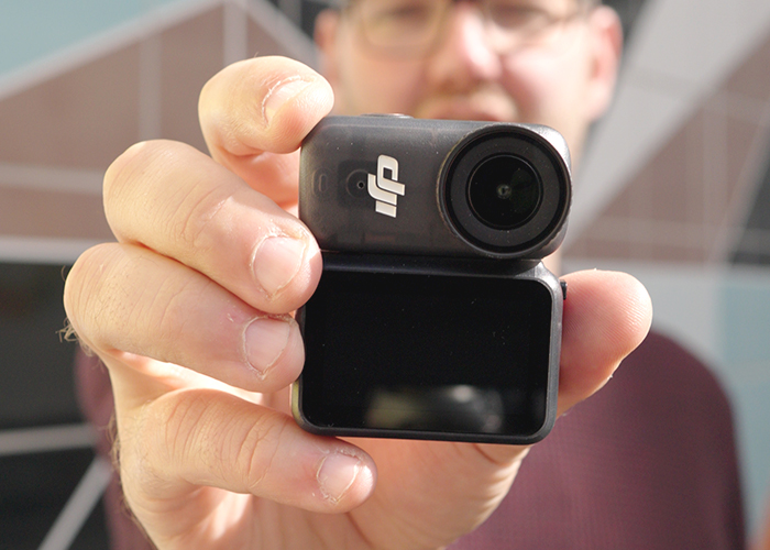 DJI Osmo Nano Actioncam in der Hand für flexible Vlogging Aufnahmen