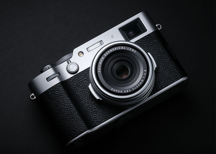 Fujifilm X100VI Kompaktkamera mit Hybrid-Sucher und 23 mm f/2 Objektiv