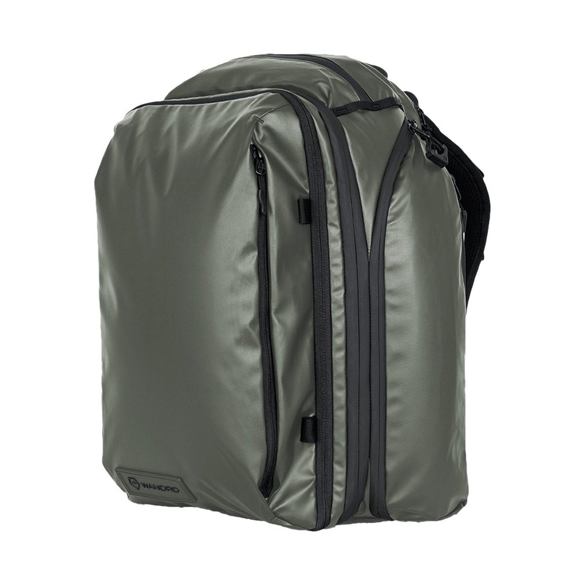 WANDRD Transit 35L Travel Backpack Wasatch Green Essential Bundle - Schräge Frontansicht eines olivgrünen Rucksacks mit Reißverschlüssen. WANDRD Transit 35L Travel Backpack Wasatch Green Essential Bundle - Schräge Frontansicht eines olivgrünen Rucksacks mit Reißverschlüssen.