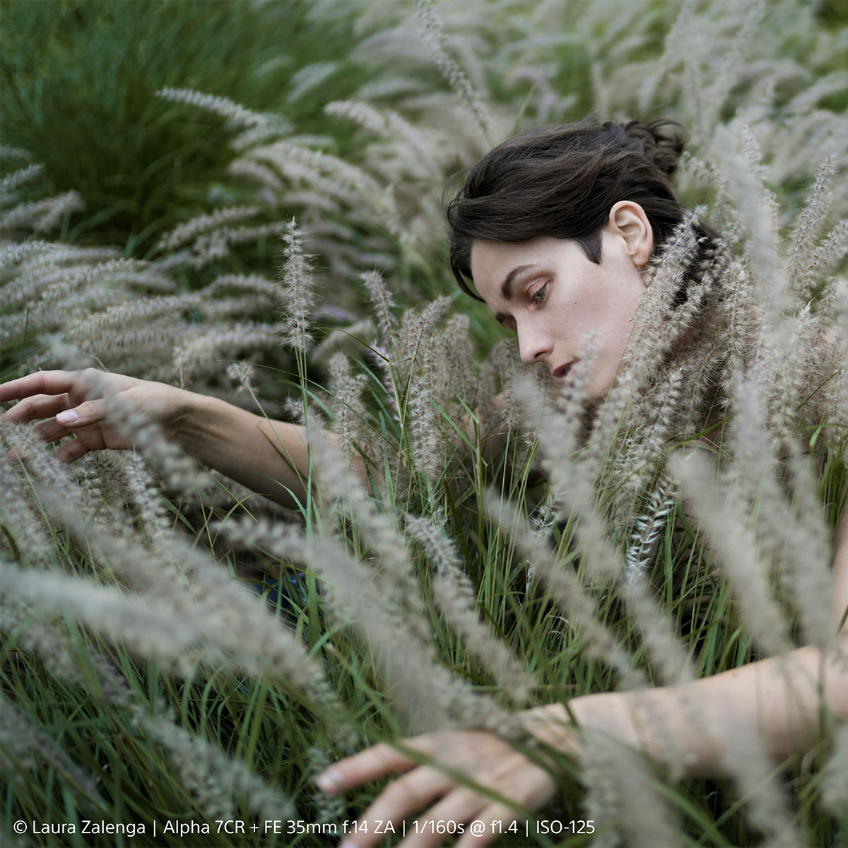 Sony Alpha 7C R Silber Gehäuse Kaufen Fotografie einer Frau mit der Sony Alpha 7C R im Schilf