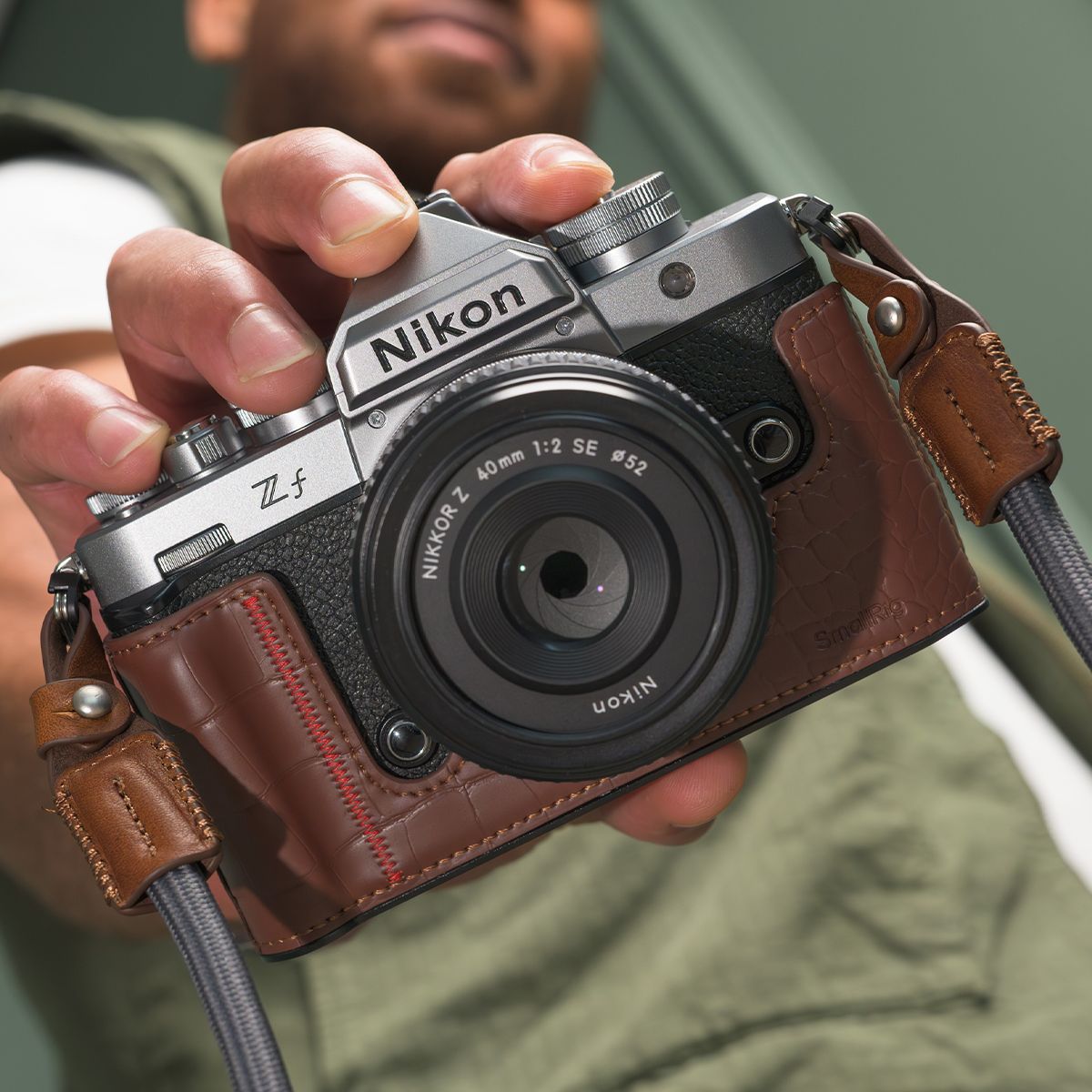 Nikon Z f Silber + Nikon 40 mm 1:2,0 Z SE + Promo Case Nikon Z f Silber + Nikon 40 mm 1:2,0 Z SE + Promo Case