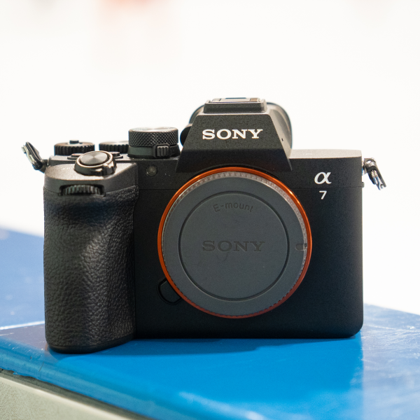 Sony Alpha 7 V Vollformatkamera in der Frontansicht auf einer blauen Bande in der Eishalle