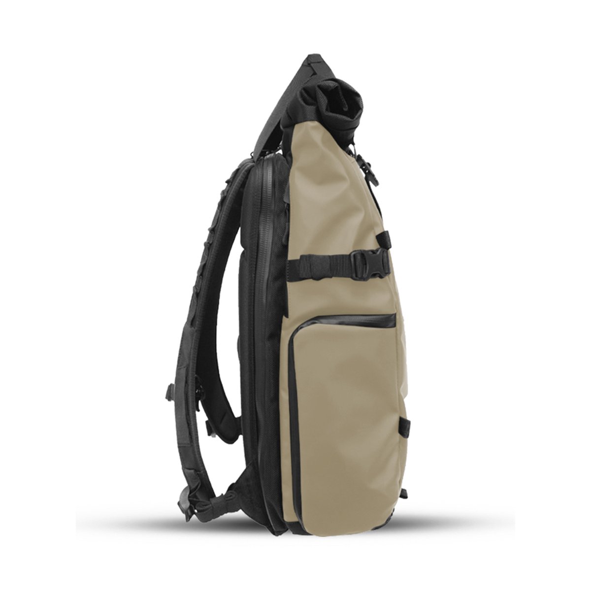 WANDRD PRVKE 21-Liter Tan Photo Bundel V3 - Seitenansicht: beiger Roll-Top Rucksack WANDRD PRVKE 21-Liter Tan Photo Bundel V3 - Seitenansicht: beiger Roll-Top Rucksack