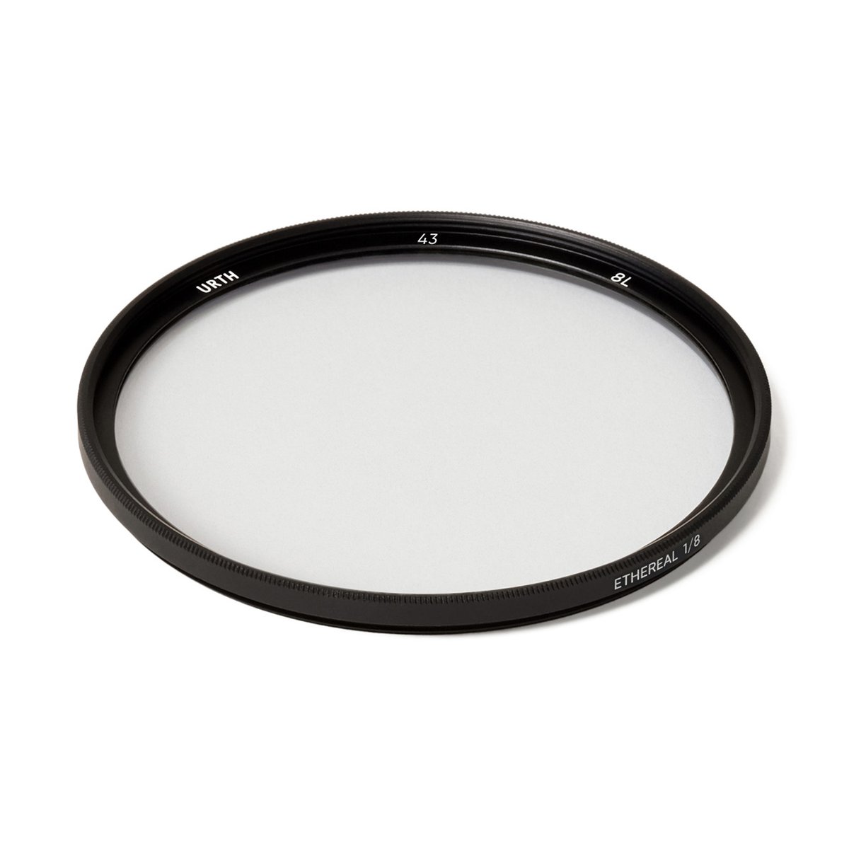 Urth 43mm Ethereal ⅛ Black Mist Objektivfilter (Plus+) - Urth Ethereal 1/8 Kamerafilter, schräge Oberansicht auf weißem Hintergrund