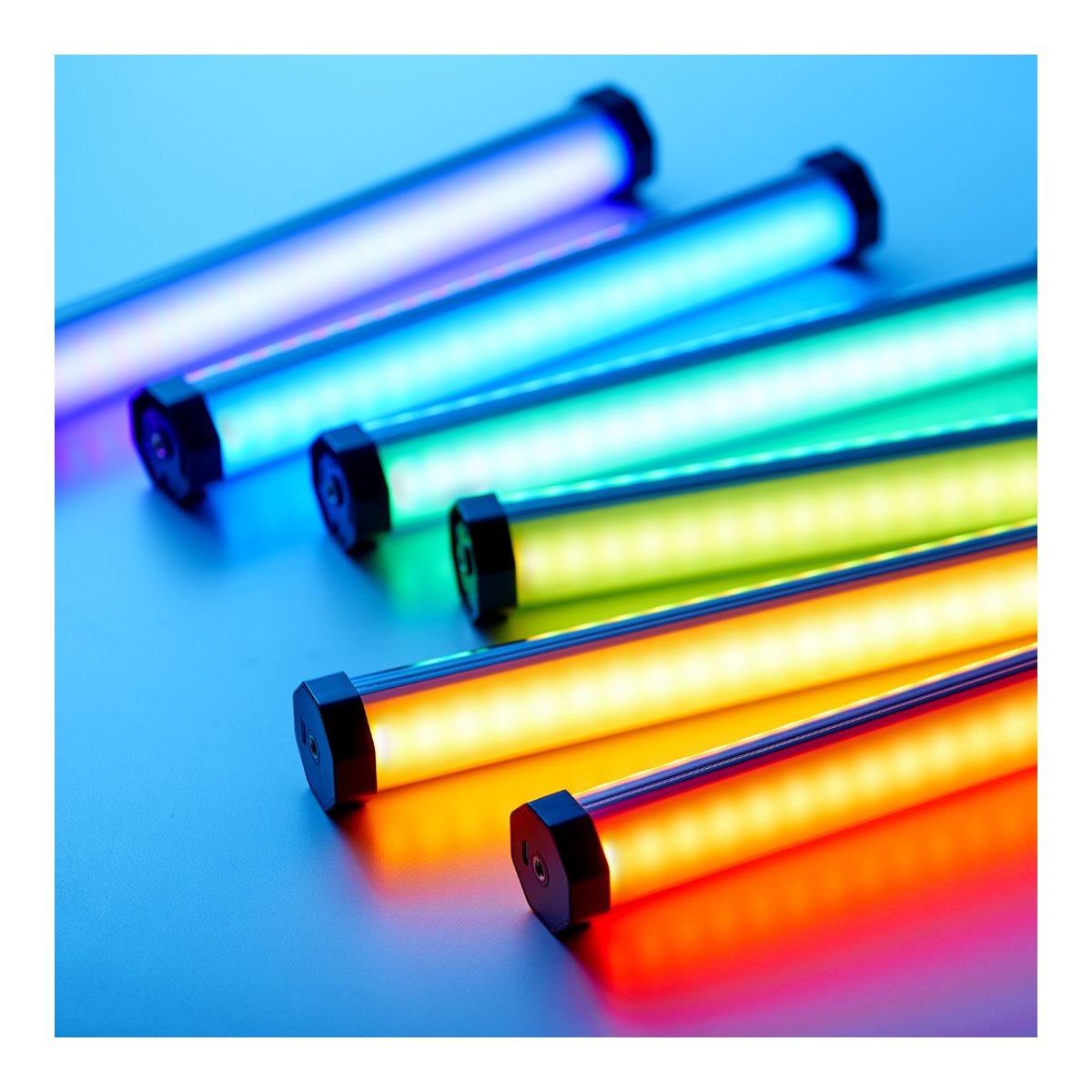 Godox TL30 RGB Tube Light Dual lights Set - Detailansicht leuchtender LED-Röhren in verschiedenen Farben
