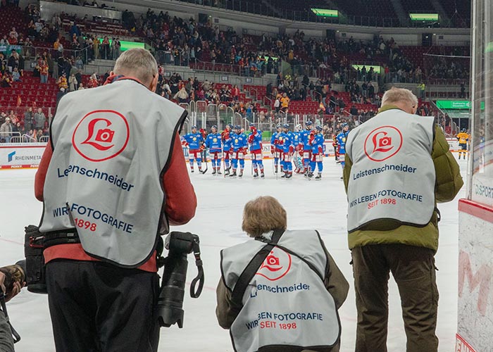 Workshop-Teilnehmer mit Akkreditierung am Spielfeldrand der Düsseldorfer EG beim Nikon Sportfotografie-Workshop