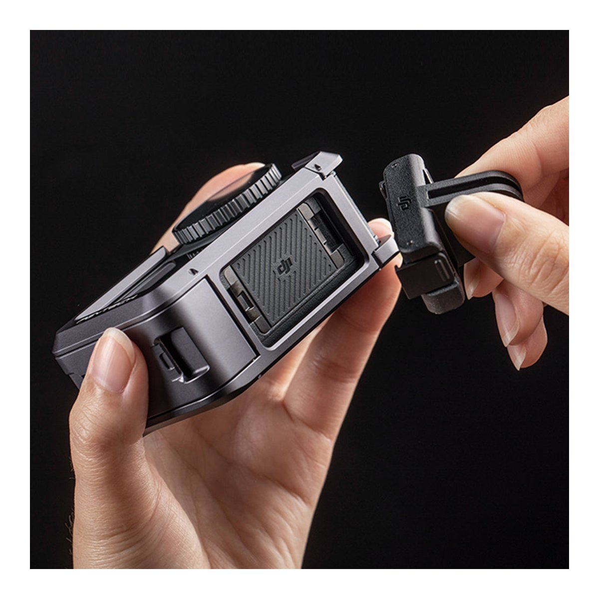 PGYTECH OSMO Action 3 Camera Cage - DETAILANSICHT: Anbringen des magnetischen Schnellverschluss-Adapters an der Kamera.