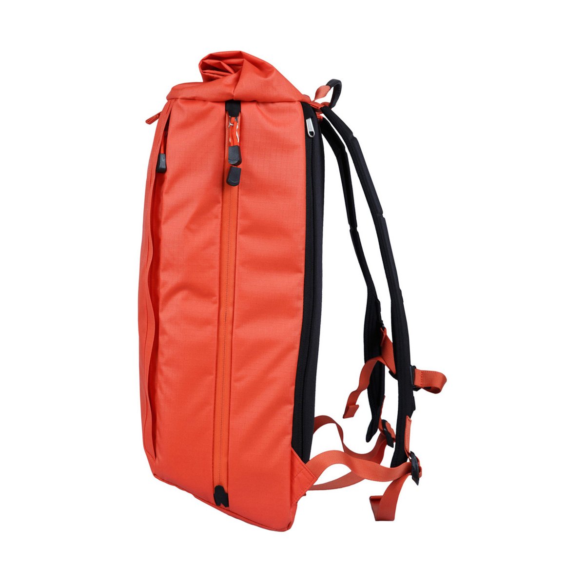 F-Stop Dalston Nasturtium (Orange) - Seitenansicht des orangefarbenen Rucksacks mit Rolltop-Verschluss und seitlichem Reißverschluss.