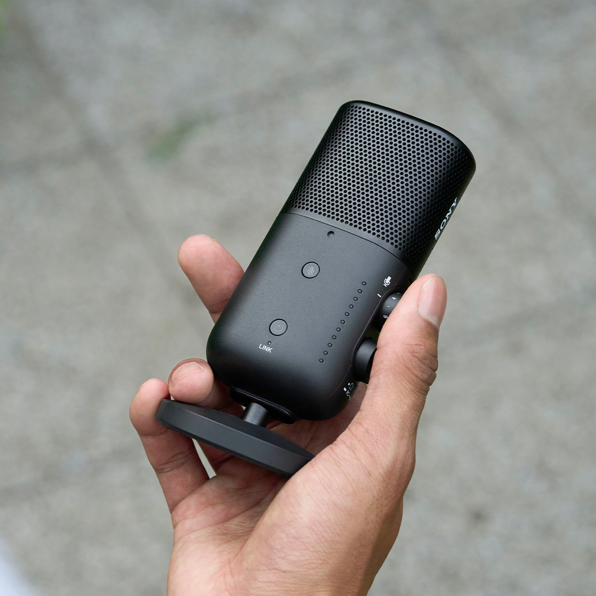Sony ECM-S1 Podcastmikrofon in einer Hand fotografiert