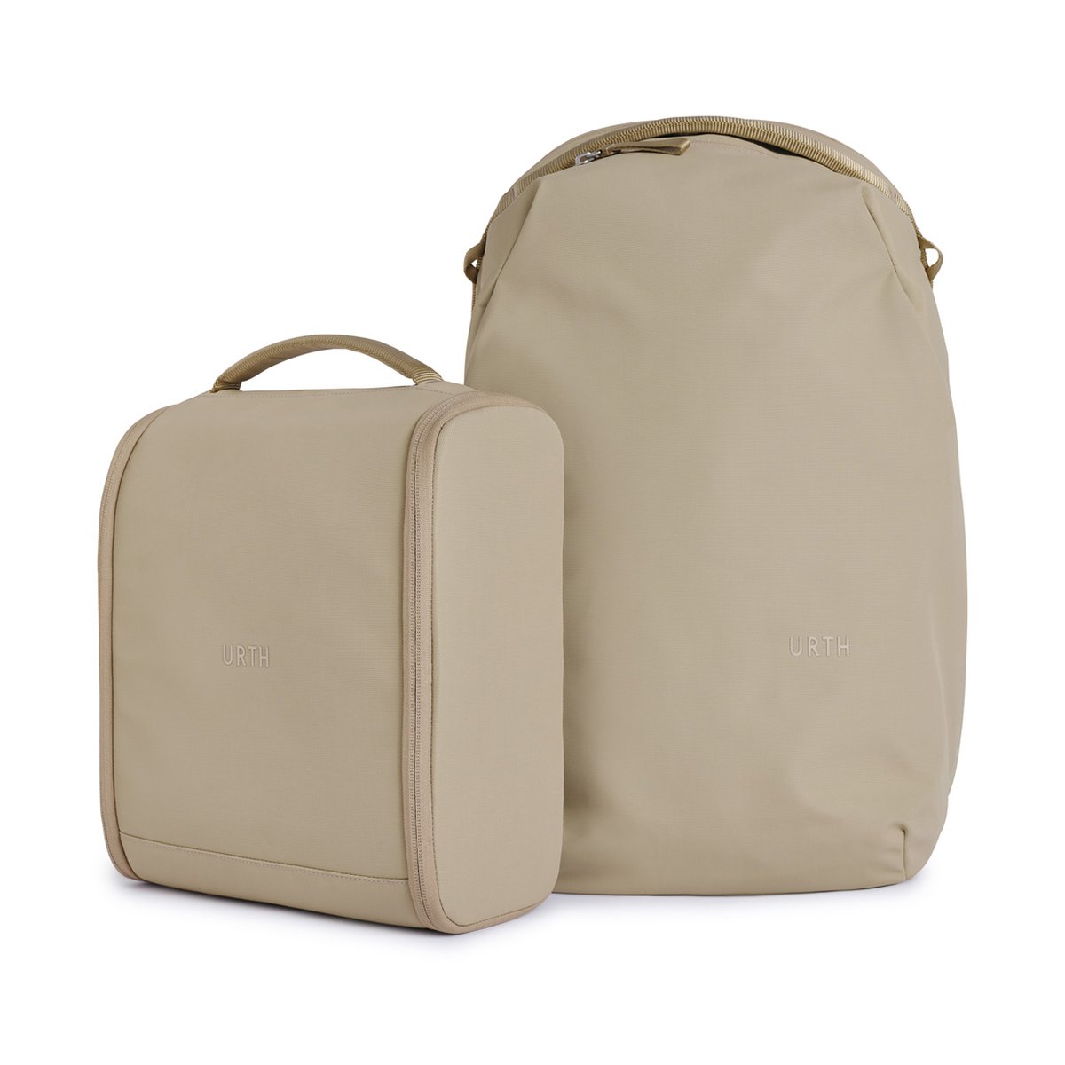 Urth Arkose 24L Rucksack + Kamera Insert (Beige) - Lieferumfang: Beiger Urth Rucksack und passende Reisetasche stehend auf weißem Grund.