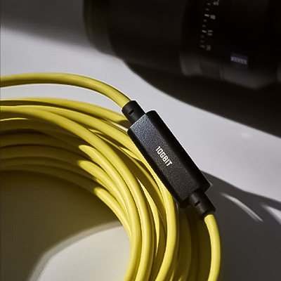 Cobra Tether Kabel angeschlossen am MacBook Gelbes Cobra Tether USB-C Kabel in Verbindung mit einem MacBook zur Bildübertragung