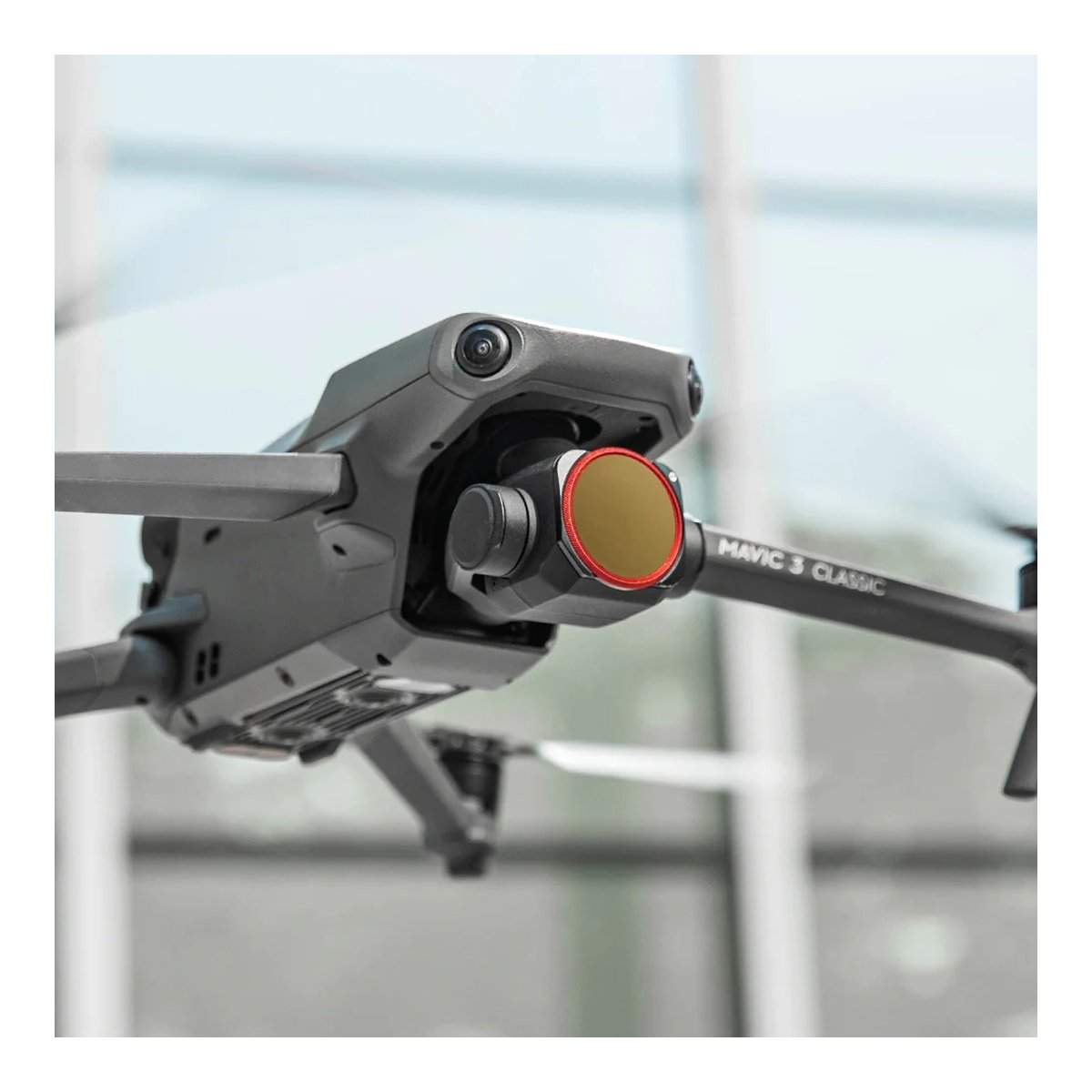 PGYTECH Mavic 3 Classic VND Filter (2-5 Stop) - Detailansicht eines Kamerafilters mit rotem Rand an der DJI Mavic 3 Classic Drohne.