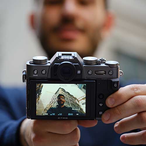 Fujifilm X-T30 III von hinten gehalten, Display zeigt eine Aufnahme im Alltag