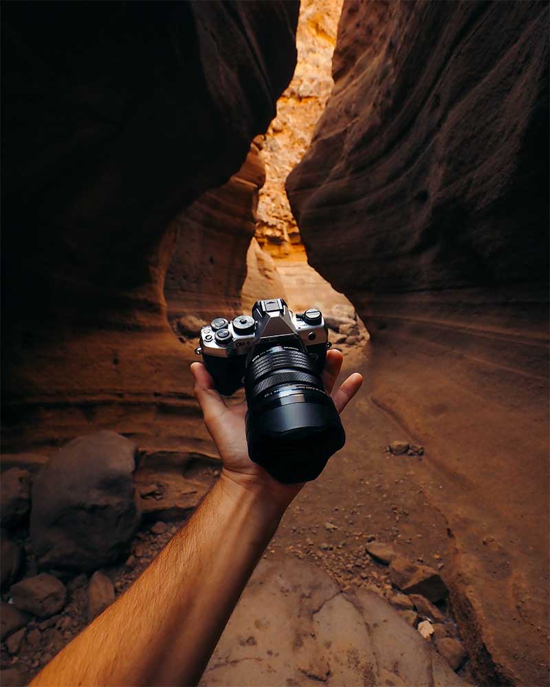 OM SYSTEM OM-5 Mark II Kamera wird im Canyon in der Hand gehalten