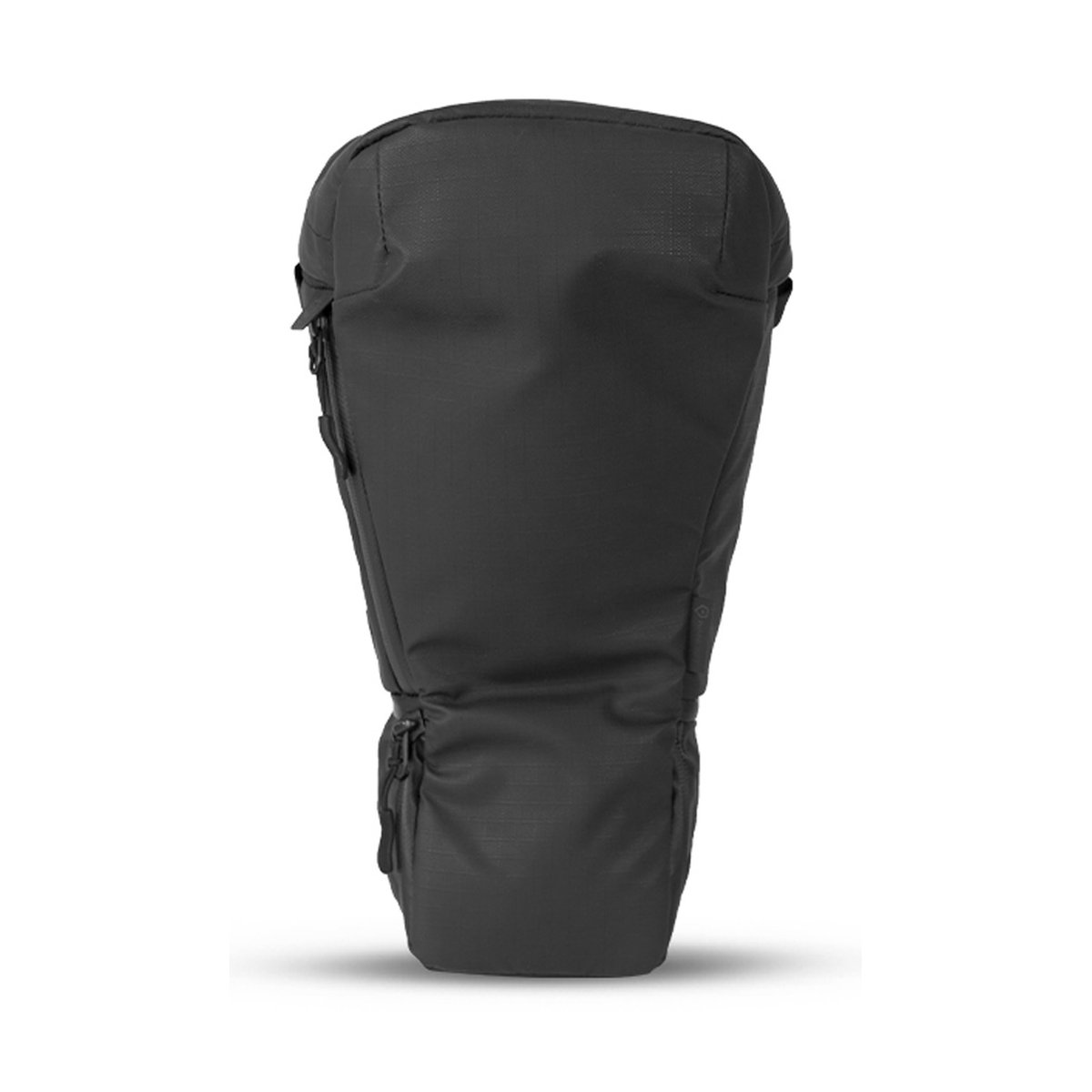 WANDRD Route Chest Pack - Frontansicht: Schwarzer, länglicher Beutel