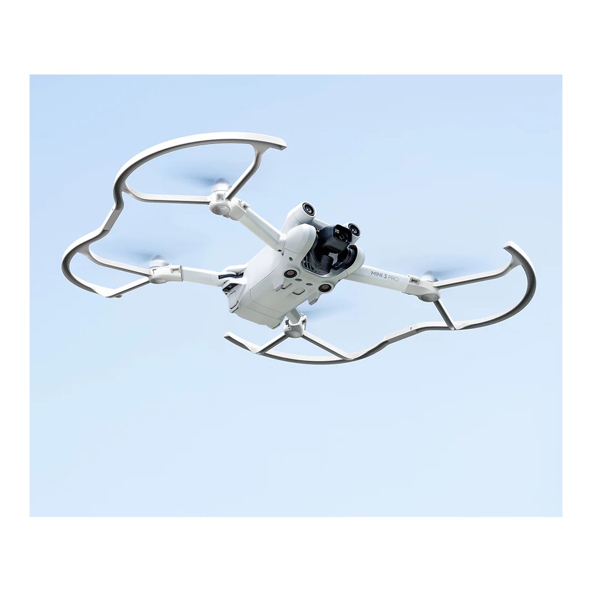 PGYTECH DJI Mini 3 Pro Propeller Guard - Anwendungsbeispiel: Weiße Mini 3 Pro Drohne mit montiertem Propellerschutz im Flug (von unten).
