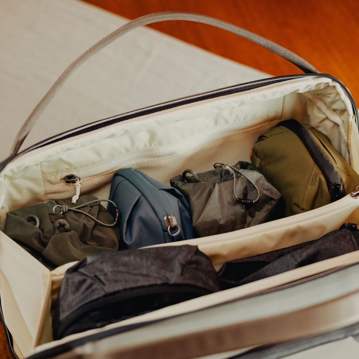 Peak Design Travel Weekender 25L Stone Innenansicht Anwendungsbeispiel