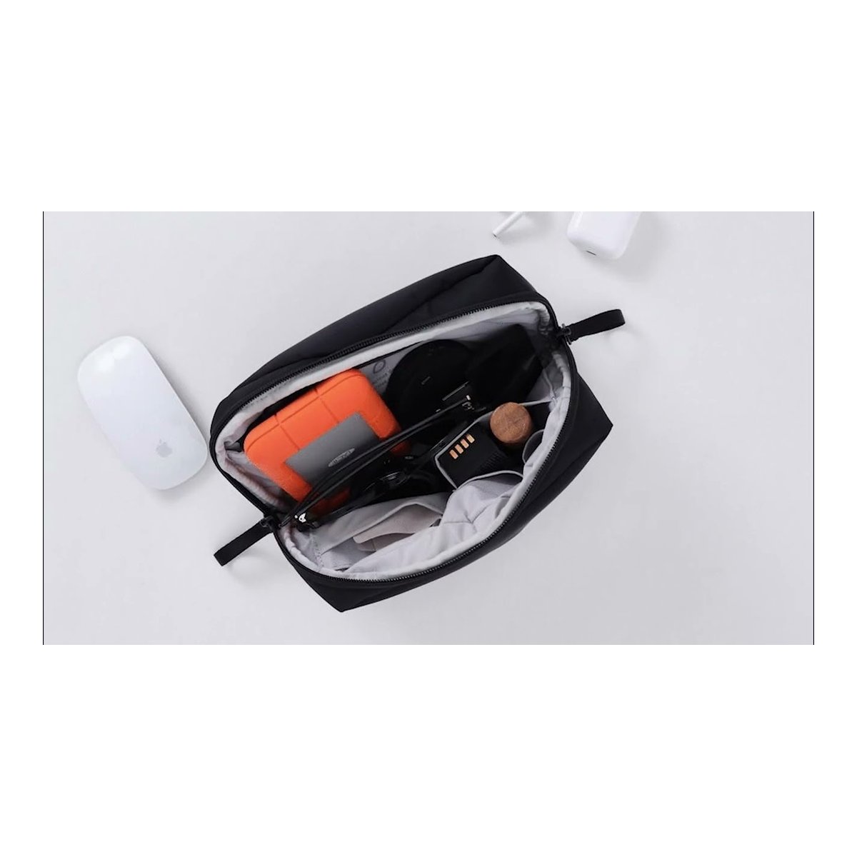 Urth Zeolite Tech Organiser (Beige) - Anwendungsbeispiel: Schwarze Tasche offen von oben, gefüllt mit Maus, Festplatte, Kopfhörer und Ladegerät