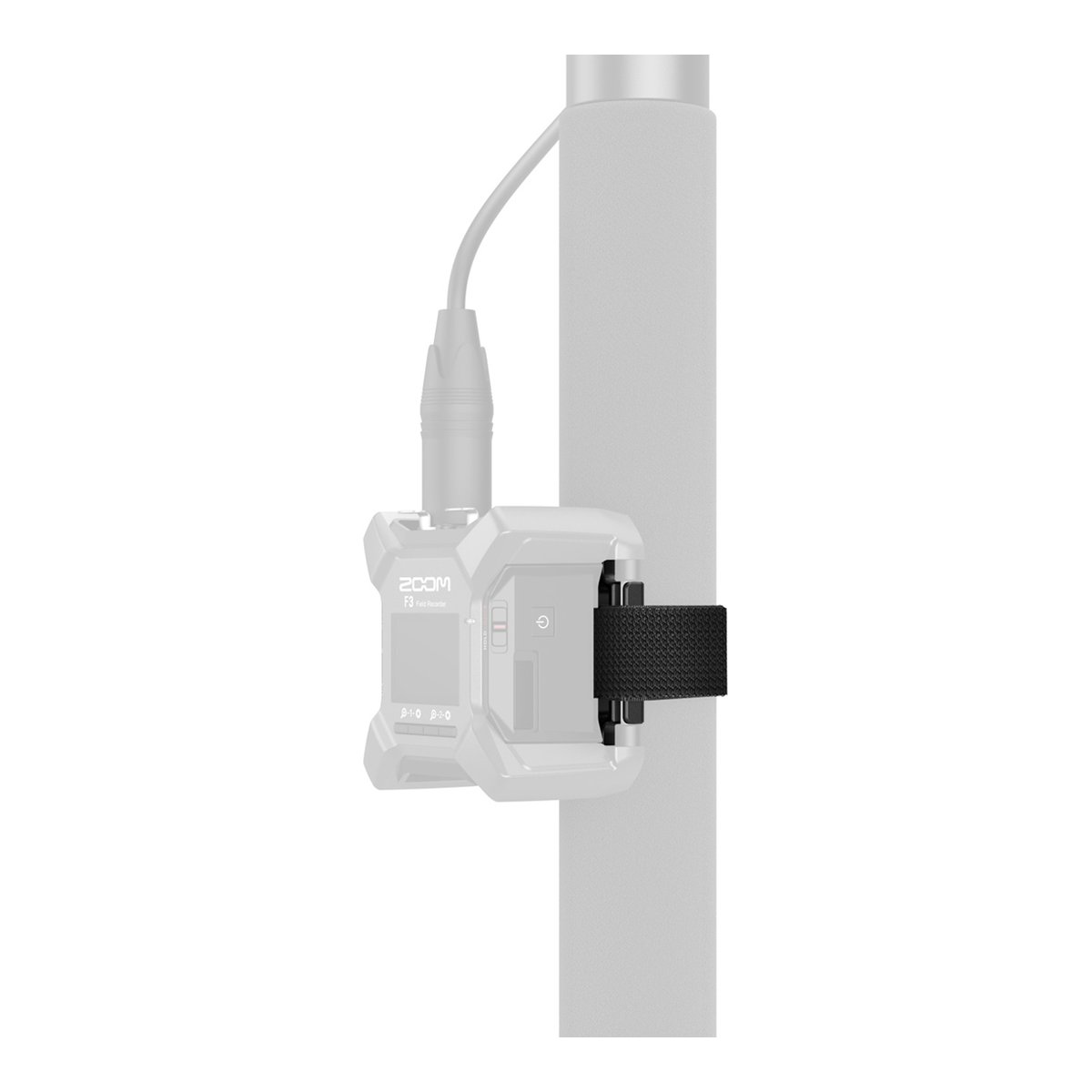 SmallRig 4883 Mount Plate for Zoom F3 - Anwendungsbeispiel: Zoom F3 Field Recorder mit Gurt an einer Stange befestigt.