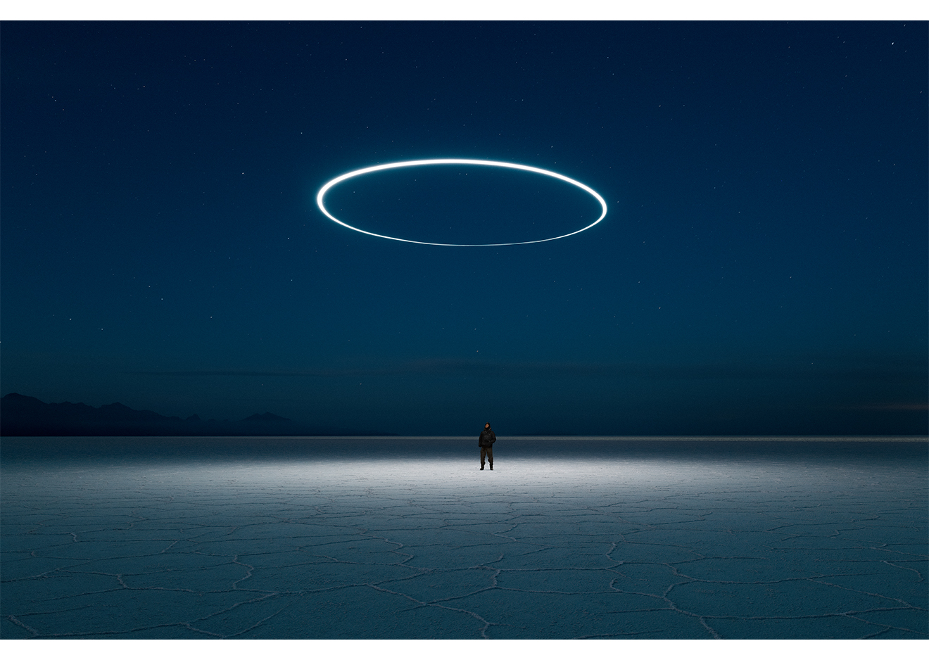 uturistische Landschaft bei Nacht mit Lichtkreis über Person, aufgenommen mit Fujifilm GFX100RF