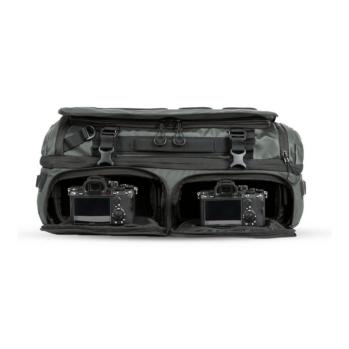 WANDRD HEXAD ACCESS DUFFEL Wasatch Green - Anwendungsbeispiel: Olivgrüne Kameratasche, Frontfächer offen mit zwei eingelagerten Kameras. WANDRD HEXAD ACCESS DUFFEL Wasatch Green - Anwendungsbeispiel: Olivgrüne Kameratasche, Frontfächer offen mit zwei eingelagerten Kameras.