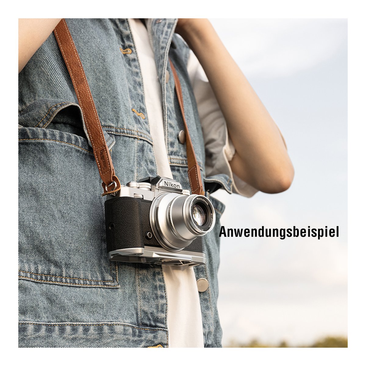 SmallRig 3485 Leder-Kameragurt - Anwendungsbeispiel Kamera mit Ledergurt getragen