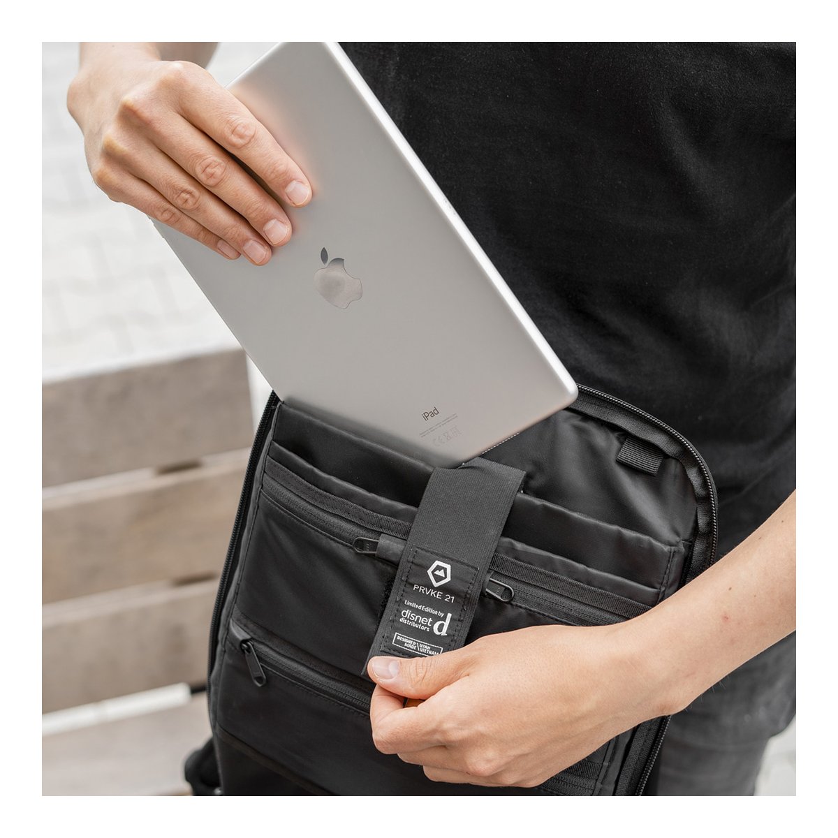 WANDRD PRVKE 21-Liter DisNet Grey Photo Bundel V3 - Anwendungsbeispiel: Tablet wird in Innenfach der schwarzen Tasche gesteckt. WANDRD PRVKE 21-Liter DisNet Grey Photo Bundel V3 - Anwendungsbeispiel: Tablet wird in Innenfach der schwarzen Tasche gesteckt.
