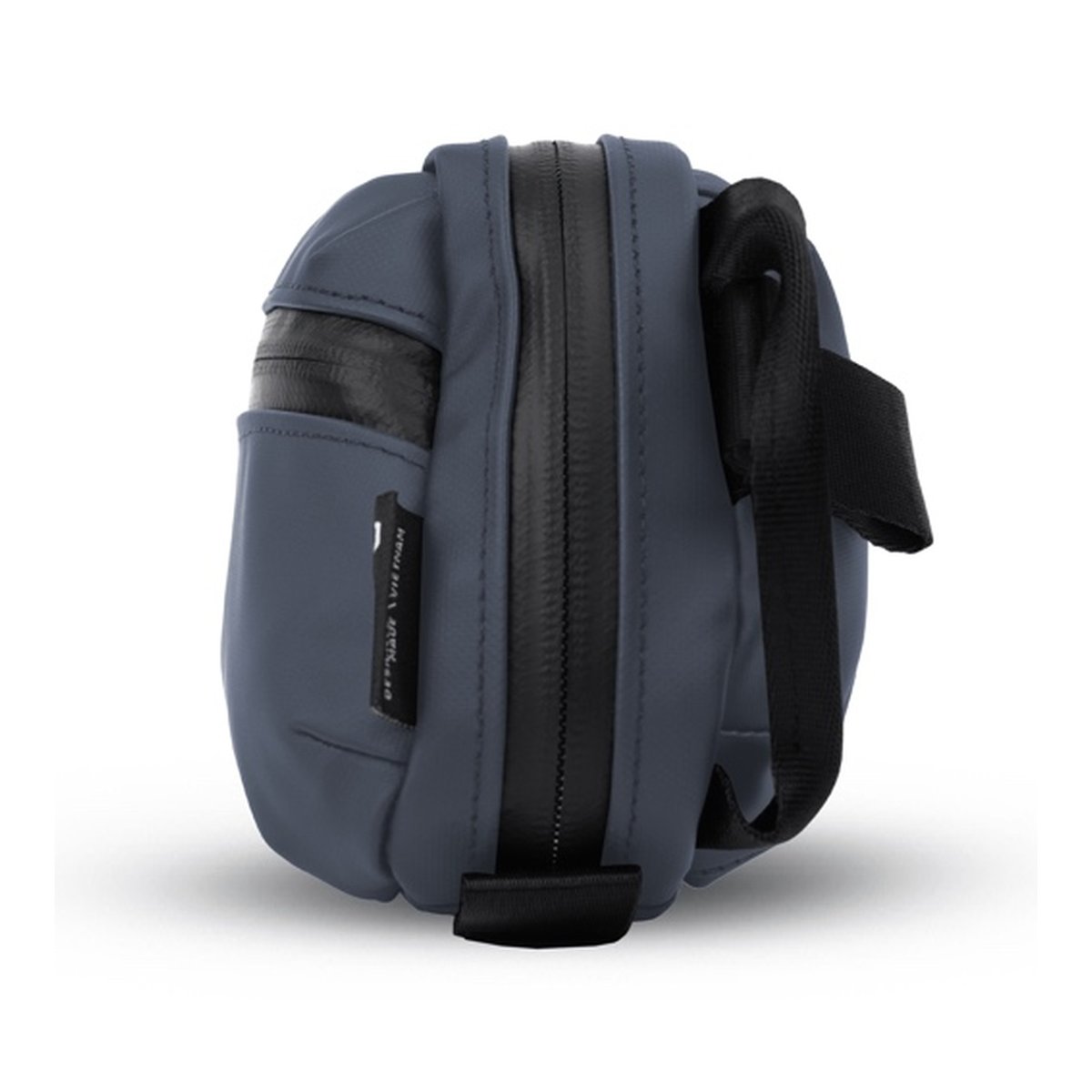 WANDRD Tech Bag Medium Aegean Blue - Seitenansicht: Blaugraue Tasche mit vertikalem Reißverschluss und Etikett.