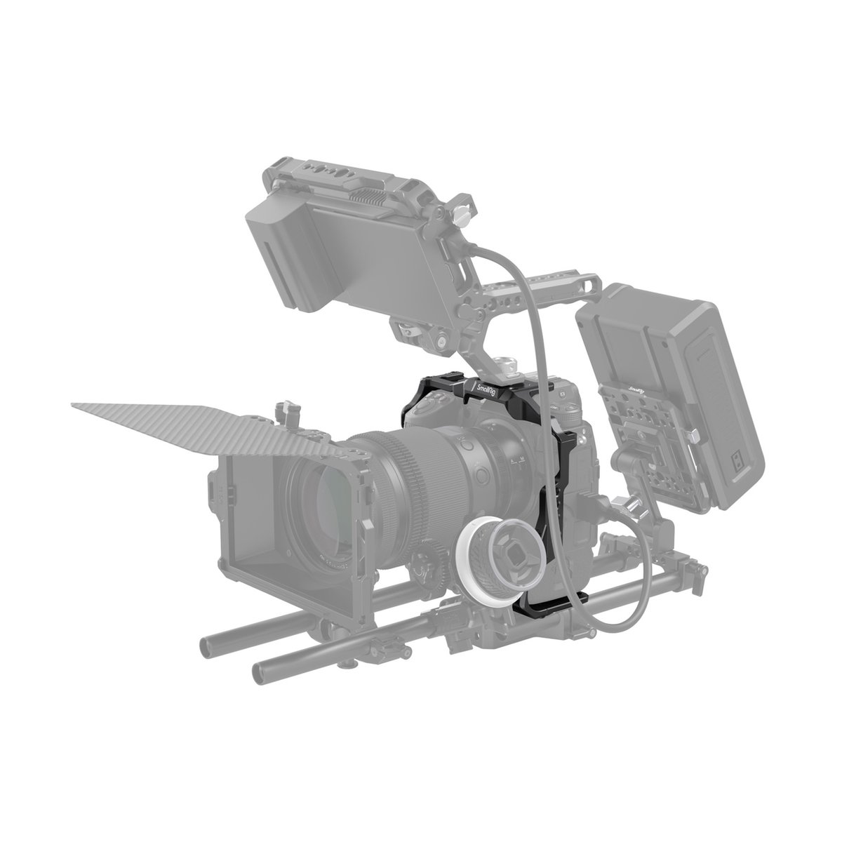 SmallRig 3195 Cage für Nikon Z9 - Anwendungsbeispiel: Schwarzer Kamerakäfig auf Kamera mit Zubehör, diagonale Ansicht.