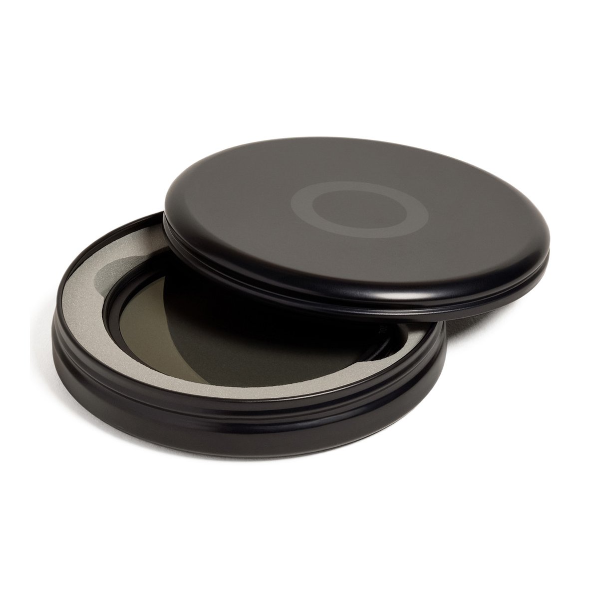 Urth 46mm Circular Polarizing (CPL) Objektivfilter - Rundes schwarzes Etui mit leicht geöffnetem Deckel und eingelagertem Brillenglas.