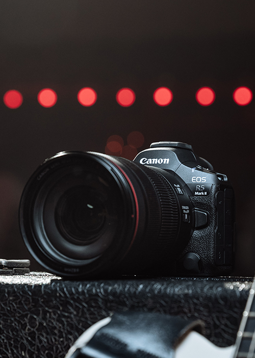 Canon EOS R5 Mark II Kamera mit Objektiv auf Bühne – Produktaufnahme