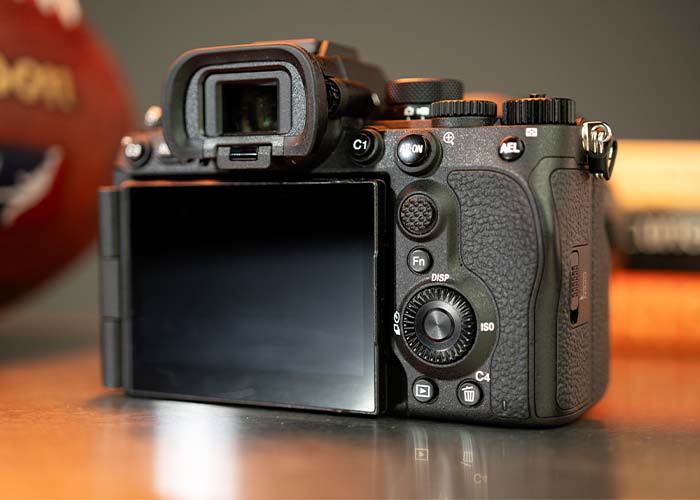 Rückseite der Sony Alpha 7V mit aufgeklapptem Display und Bedienelementen