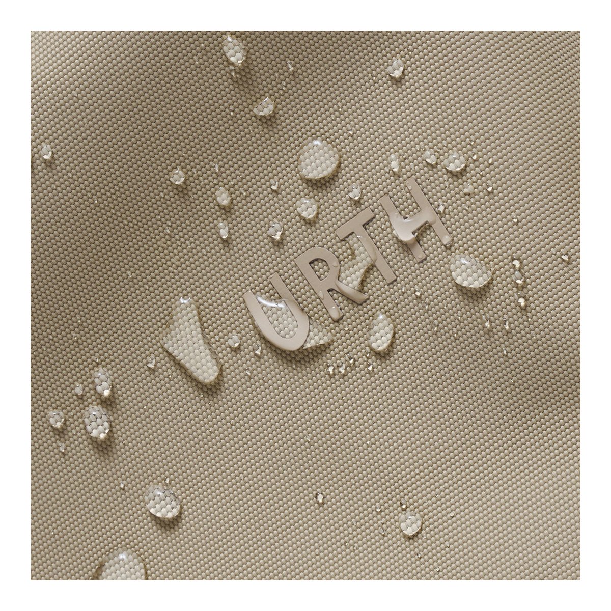 Urth Arkose 20L Rucksack (Beige) - Nahaufnahme wasserabweisender Stoff mit perlenden Wassertropfen