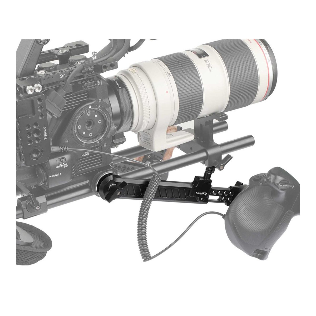 SmallRig 1870 Erweiterungsarm mit Arri-Rosette, für Handgriffe 168-260 mm - Anwendungsbeispiel: SmallRig Seitengriff mit Kabel an montiertem Kamerarig mit Objektiv.