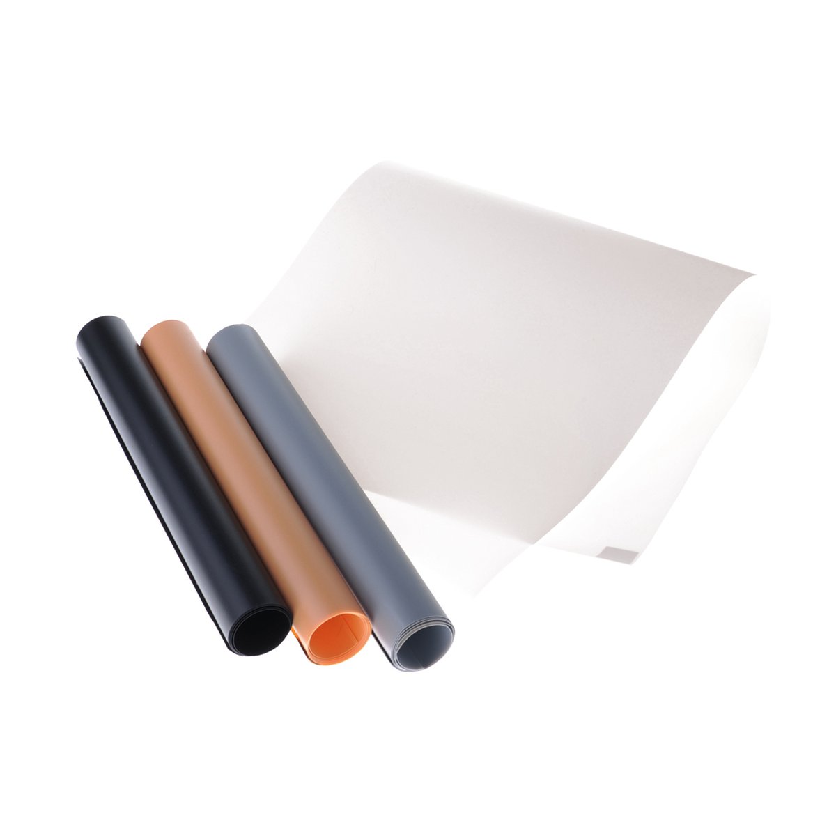 Caruba tragbares Fotostudio LED 70x70x70cm Dimmbar - Produktansicht: Ausgerollte weiße Matte und drei gerollte Matten in Schwarz, Braun, Grau.