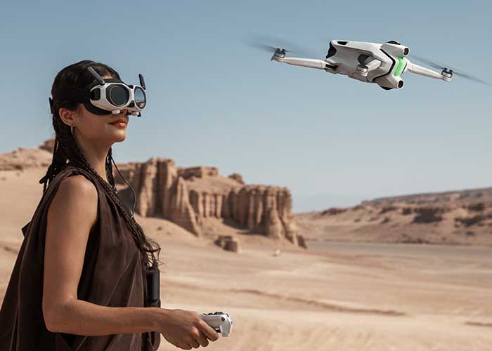 FPV-Flug der Insta360 Antigravity A1 Drohne in Wüstenlandschaft