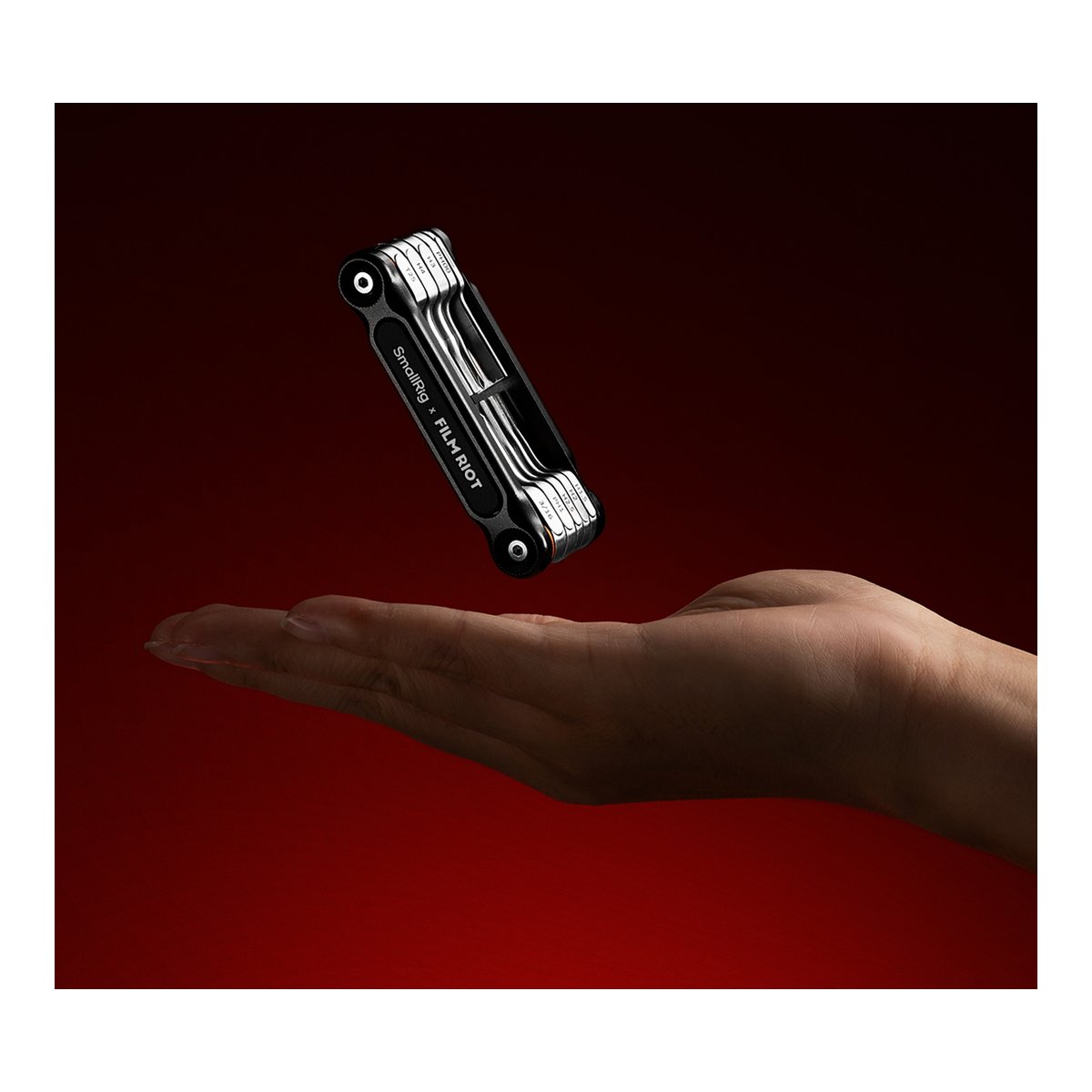 SmallRig x FILM RIOT 4375 10-in-1 Black Folding Wrench Set (Multiple Angle Pos.) - Anwendungsbeispiel: Multitool schwebt über offener Hand.