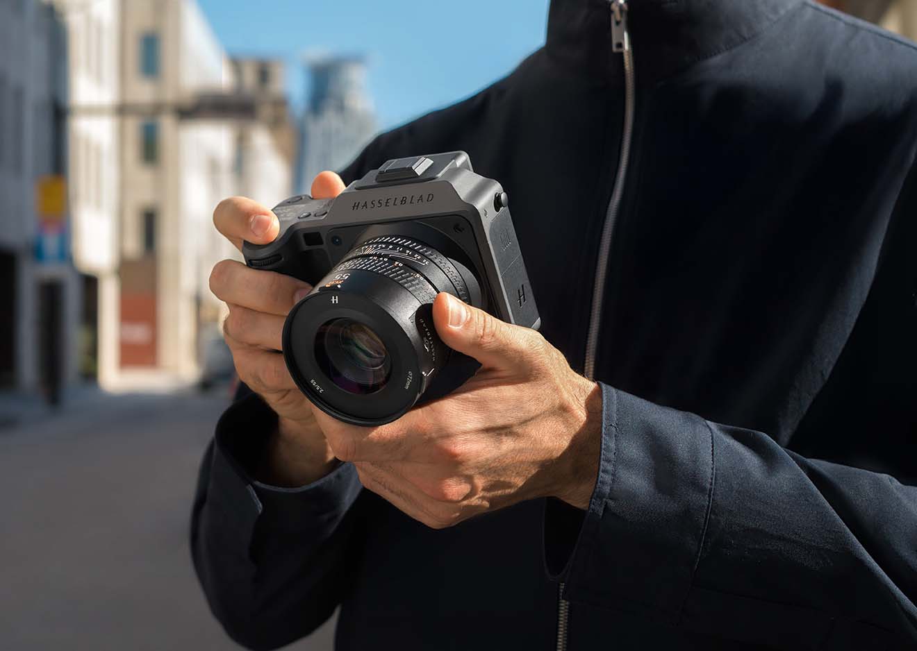 Hasselblad X2D II 100C Mittelformatkamera in der Hand mit XCD 55V Objektiv